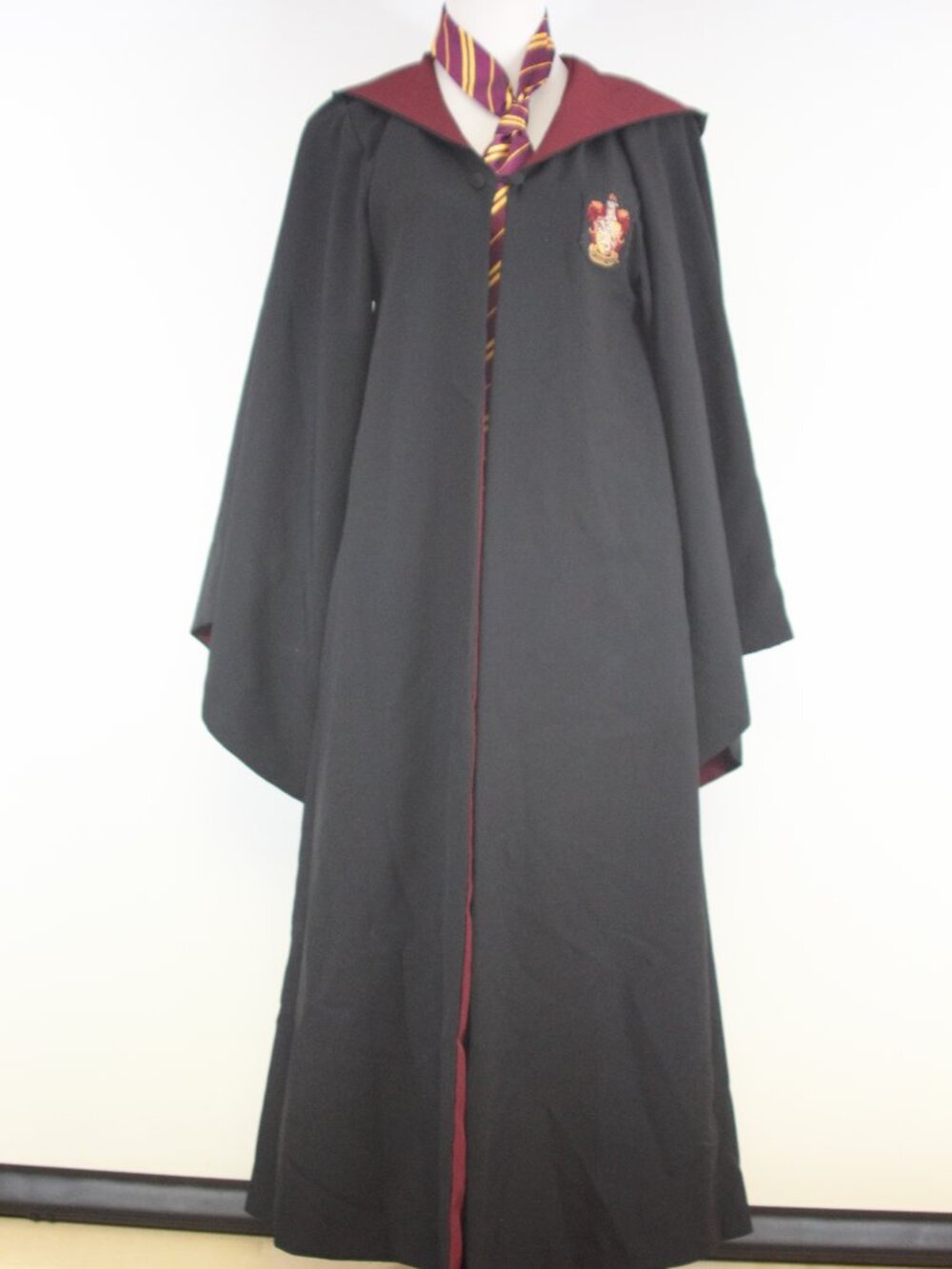 Harry Potter Universal Studios Gryffindor Robe Cape + Tie XS Cosplay